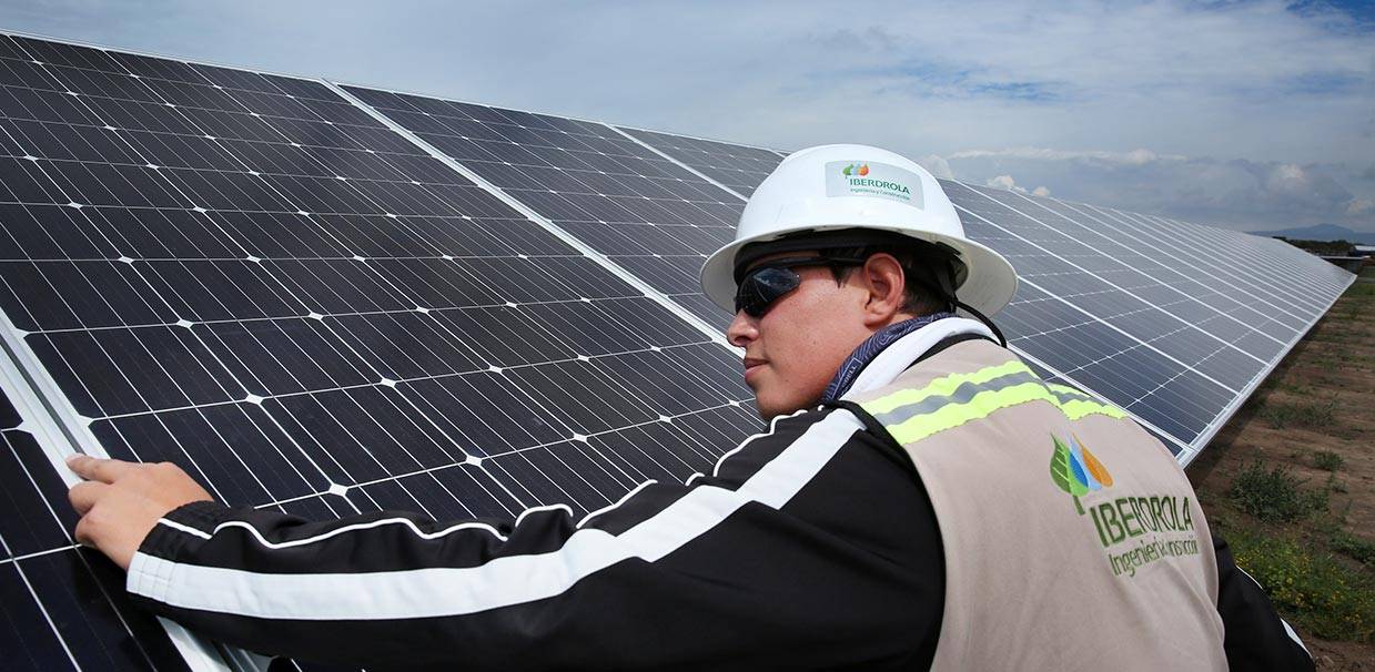 Colaborador de Grupo Iberdrola trabajando en un panel solar
