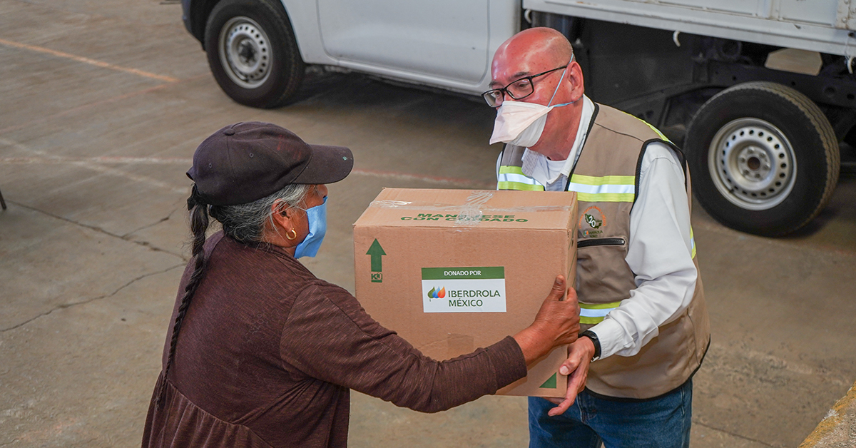 Fotografía de Persona recibiendo donativo