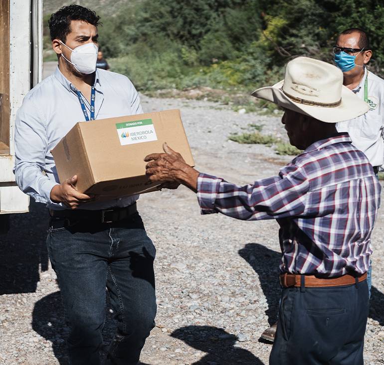 Fotografía de entrega de despensas por el día internacional del voluntariado