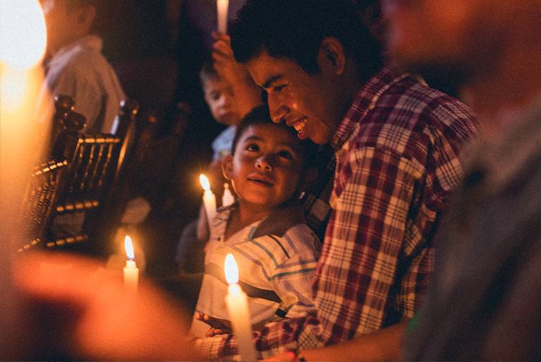 Fotografía de personas beneficiadas por el programa Luces de Esperanza