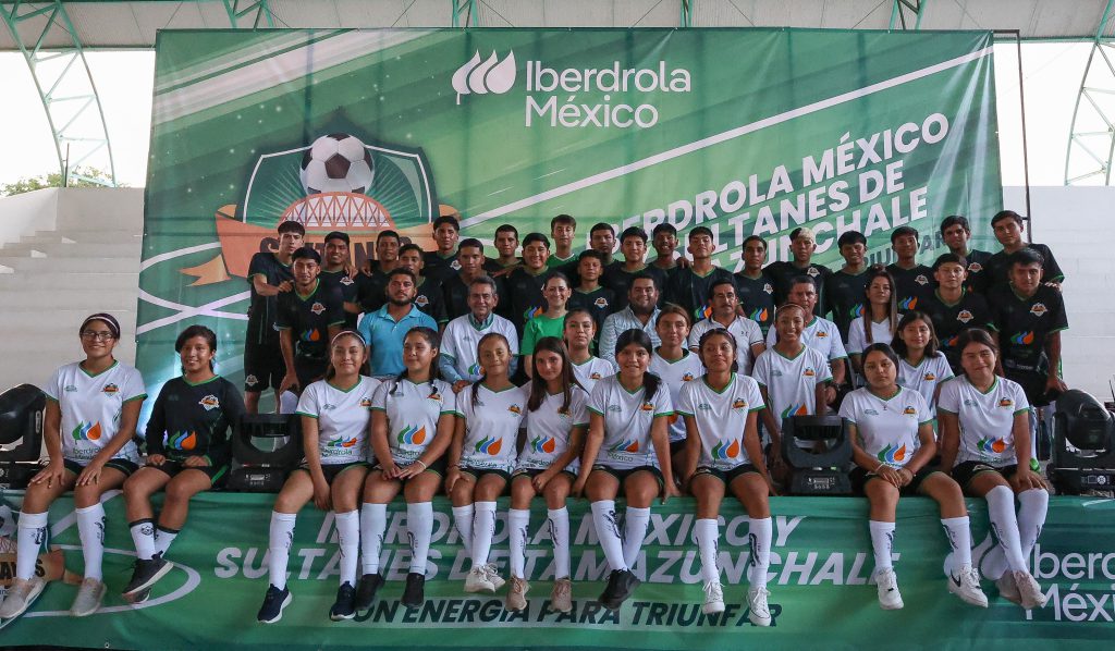 Foto grupal con los equipos de futbol de sultanes y sultanas