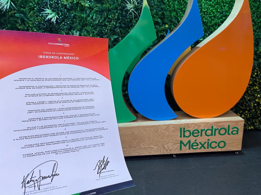 Decálogo en tamaño gigante con el logo de iberdrola México