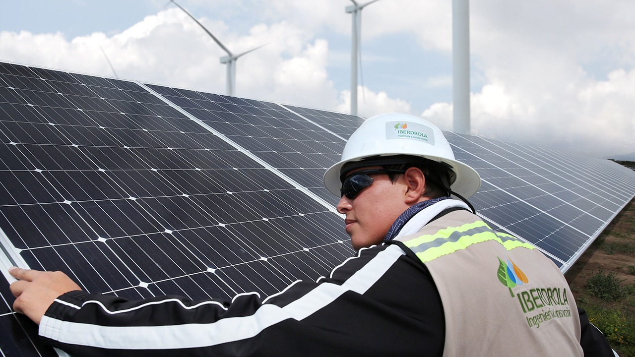 Técnico revisando energía_solar y eólica