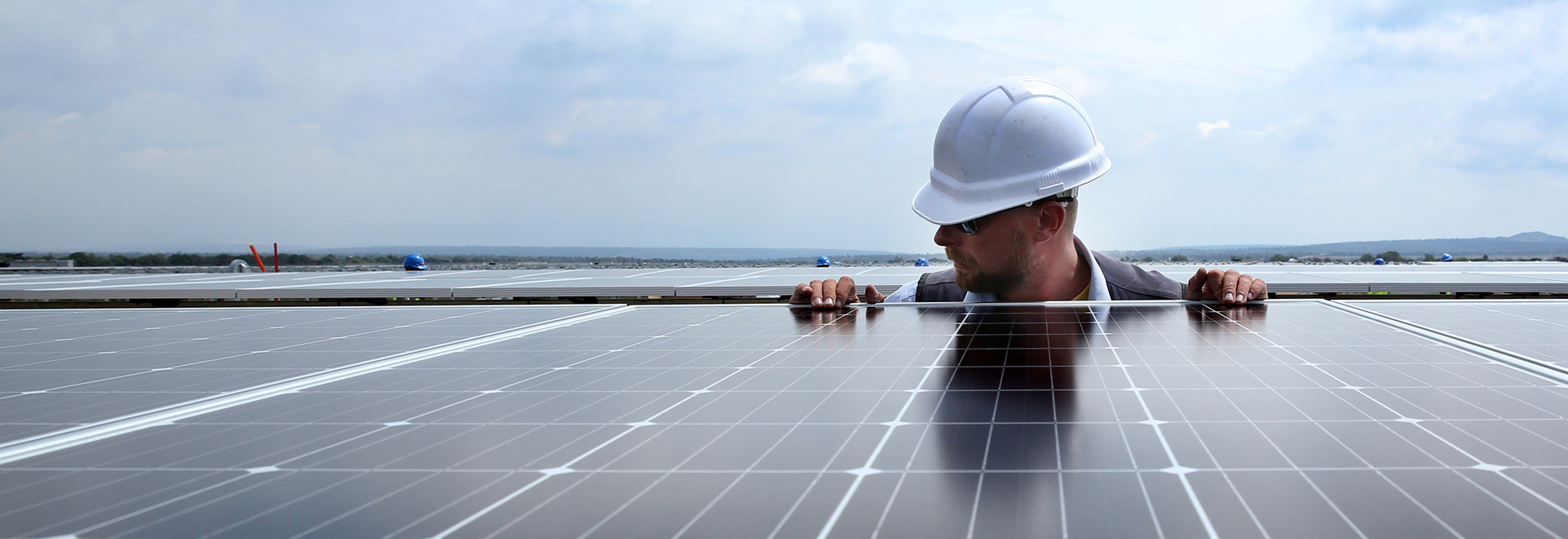 Técnico supervisando el el funcionamiento del panel solar para la transición energética