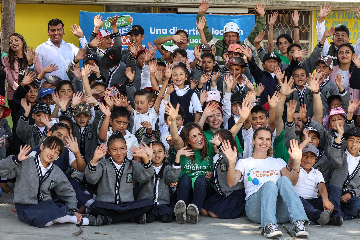 Grupo de Voluntarios Iberdrola México con niñas y niños alegres que participaron en el Programa Juegos, Valores, ¡Acción!.