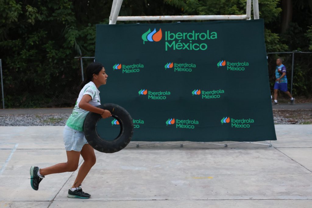 niño con neumático en las manos