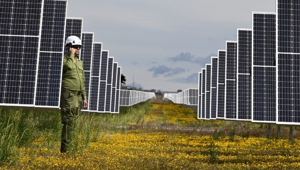 Ingeniero Y paneles solares