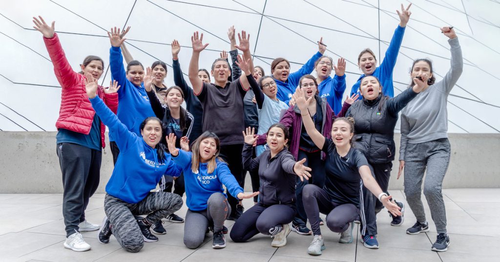 foto grupal de muchas mujeres después del entrenamiento