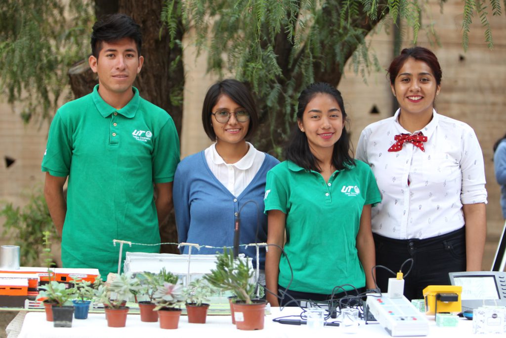 Estudiantes de la UTVCO en la presentación de uno de sus proyectos de ciencia.
