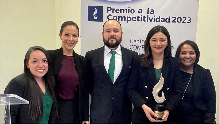 Equipo de Iberdrola México sostienen el premio otorgado.