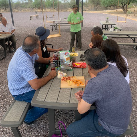 Grupo de gente disfrutando de una comida 