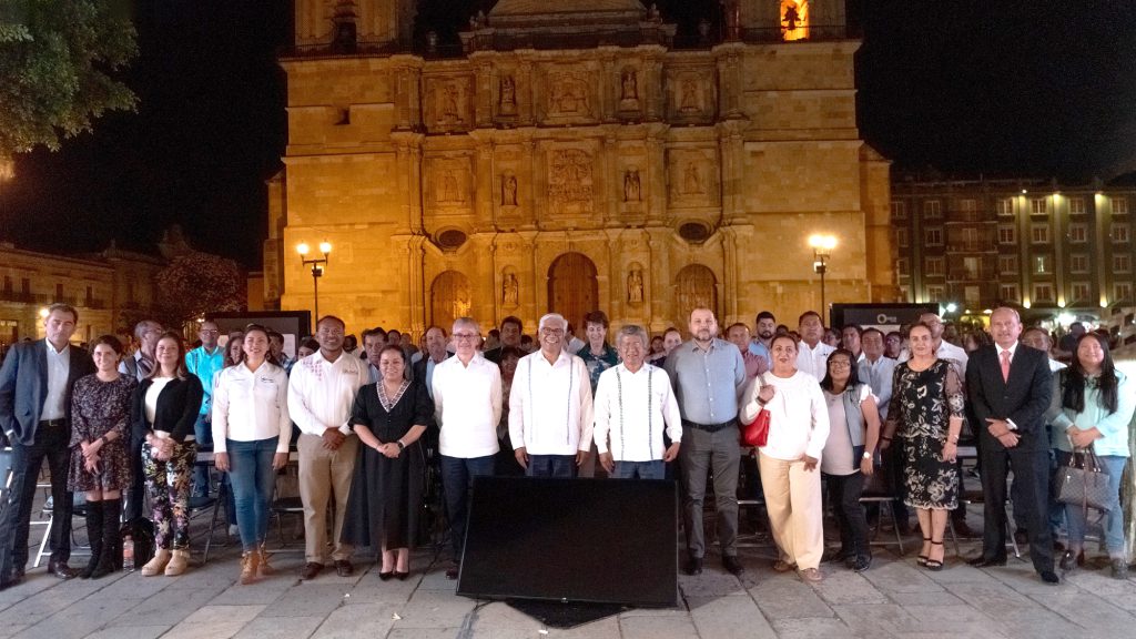 Foto grupal en sitio histórico de Oaxaca
